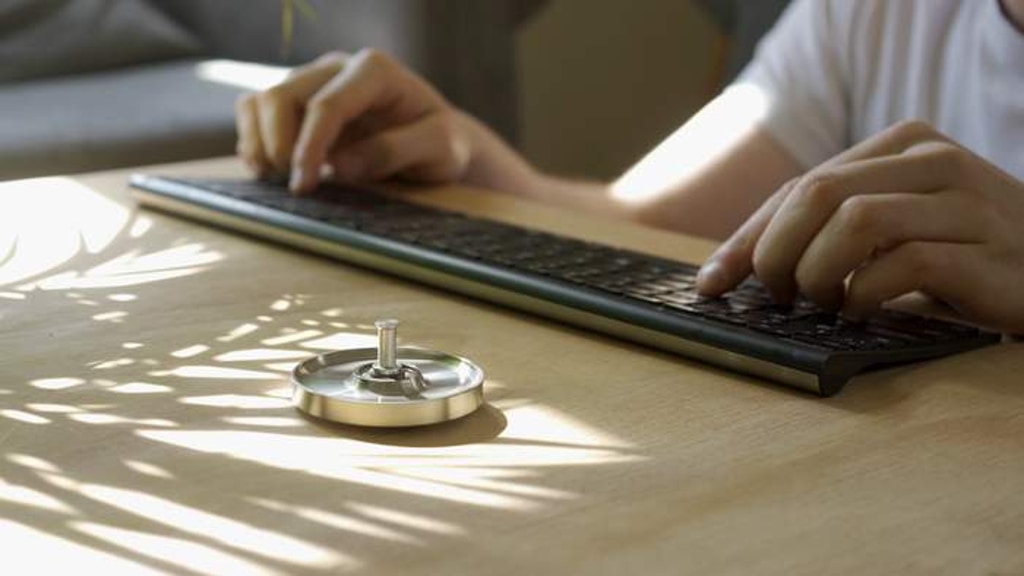 Gyro Spin. Incredibly balanced gyroscopic spinning gadget